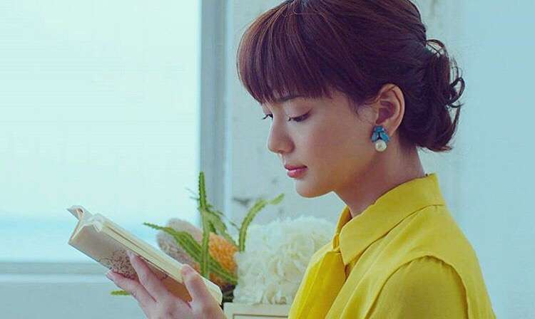 シンプルに一つに結ばれた髪型の芸能人がみたい。