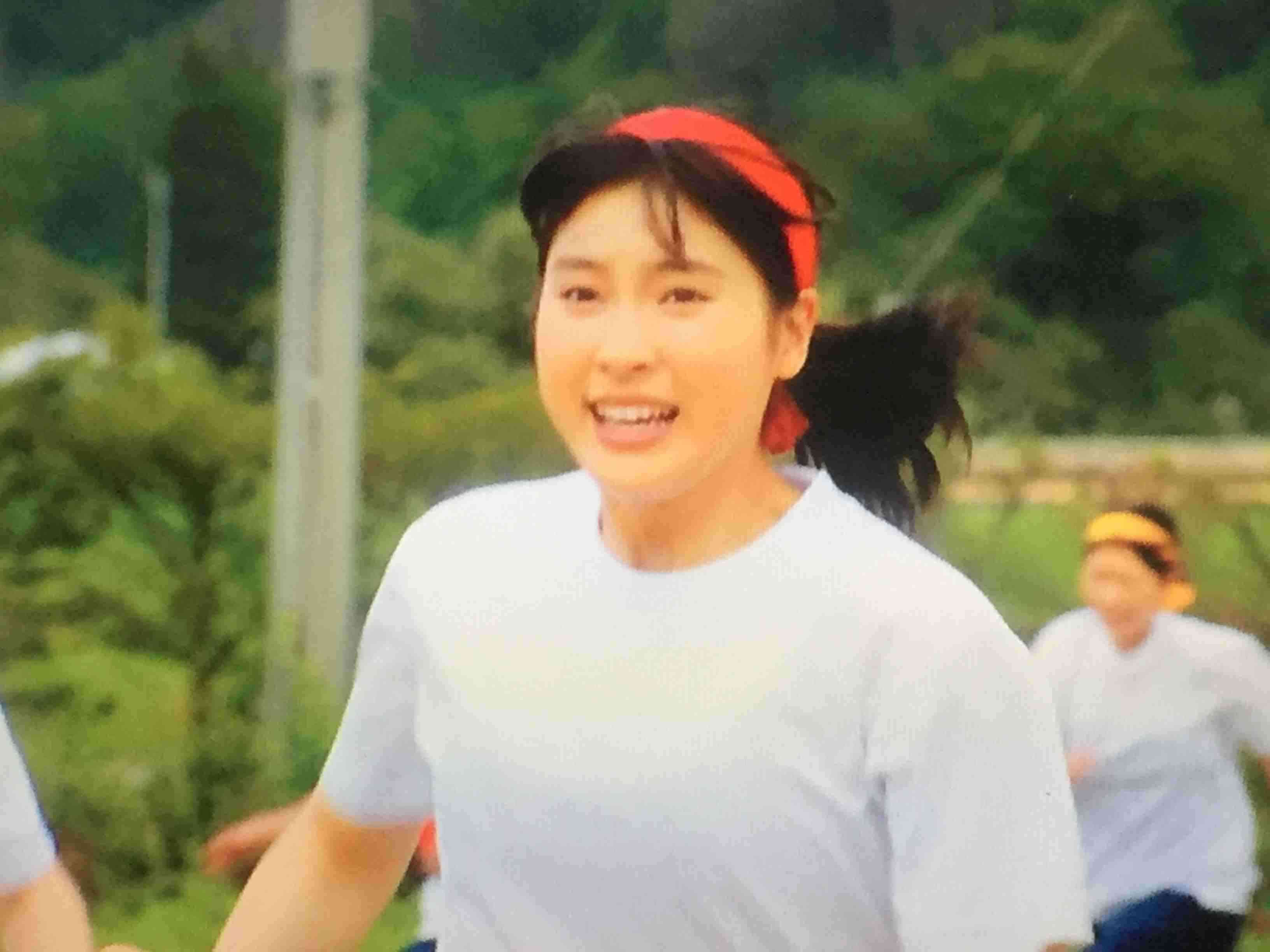シンプルに一つに結ばれた髪型の芸能人がみたい。