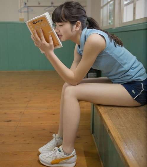 シンプルに一つに結ばれた髪型の芸能人がみたい。