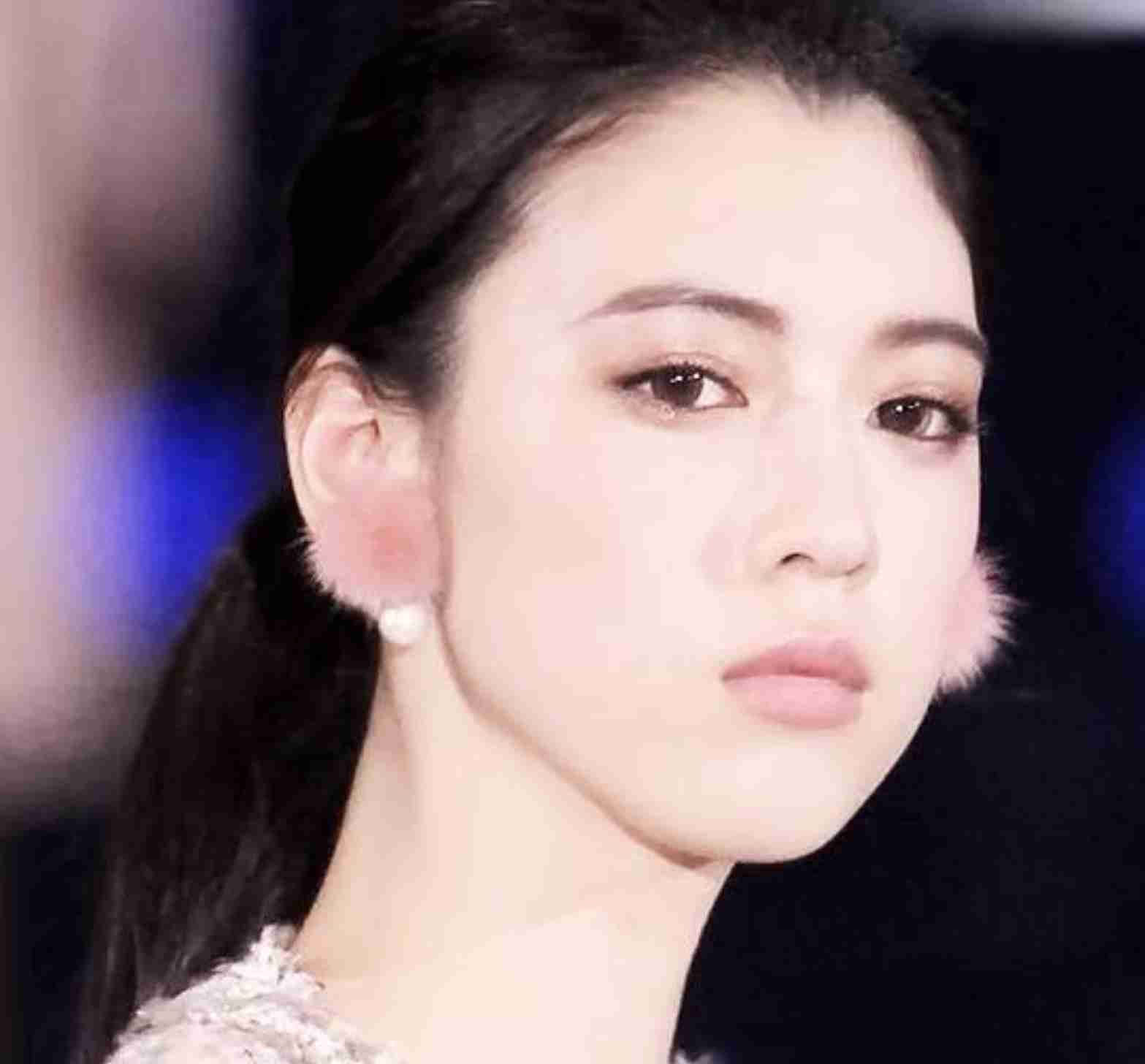 シンプルに一つに結ばれた髪型の芸能人がみたい。