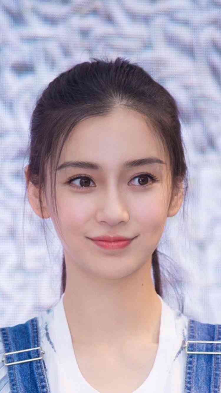 シンプルに一つに結ばれた髪型の芸能人がみたい。