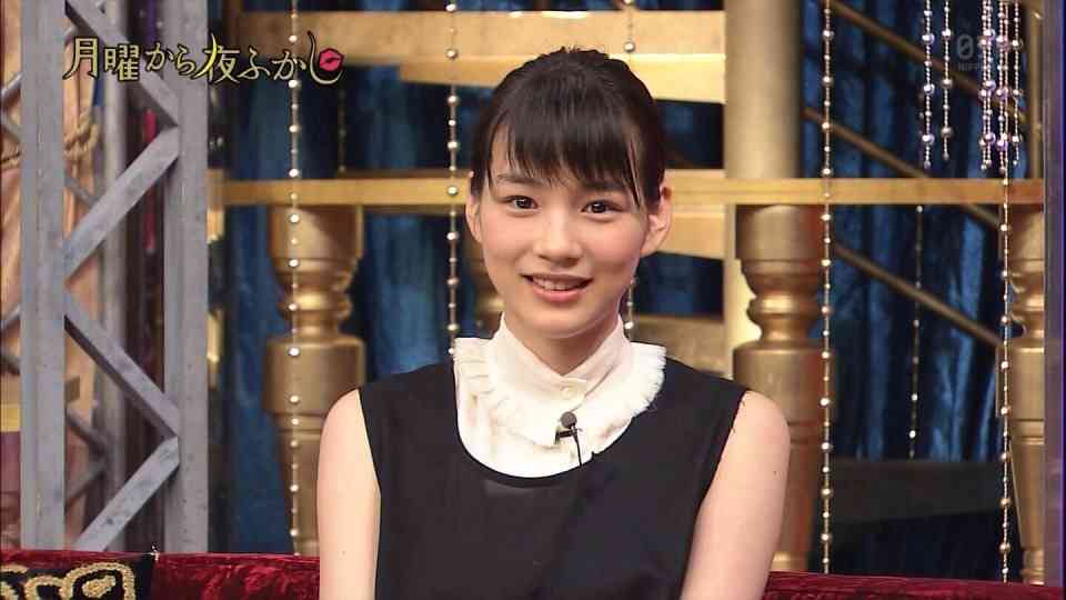 シンプルに一つに結ばれた髪型の芸能人がみたい。