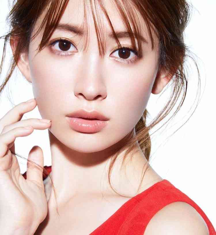 シンプルに一つに結ばれた髪型の芸能人がみたい。