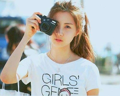 シンプルに一つに結ばれた髪型の芸能人がみたい。