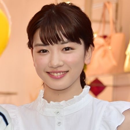 シンプルに一つに結ばれた髪型の芸能人がみたい。