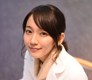 シンプルに一つに結ばれた髪型の芸能人がみたい。