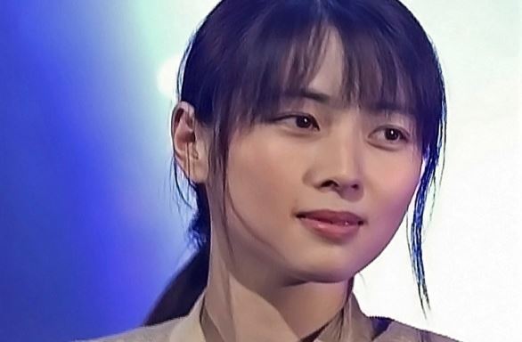 シンプルに一つに結ばれた髪型の芸能人がみたい。