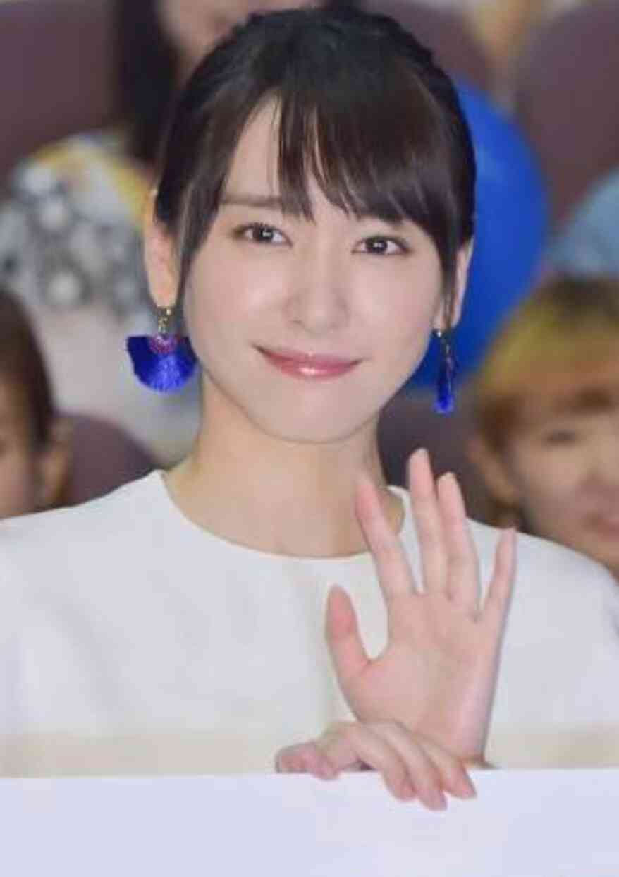 シンプルに一つに結ばれた髪型の芸能人がみたい。