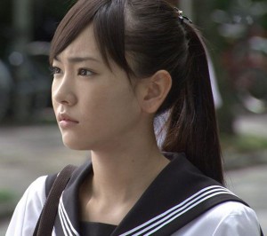 シンプルに一つに結ばれた髪型の芸能人がみたい。