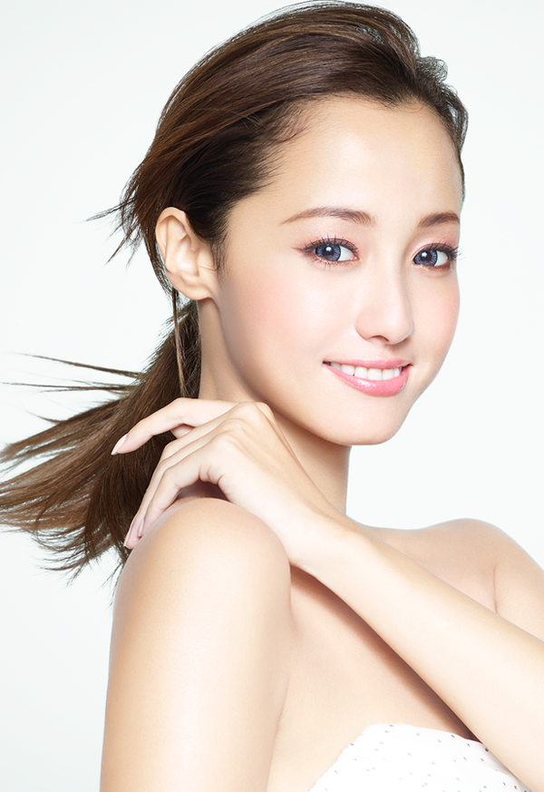 シンプルに一つに結ばれた髪型の芸能人がみたい。