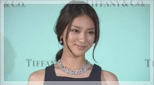 シンプルに一つに結ばれた髪型の芸能人がみたい。