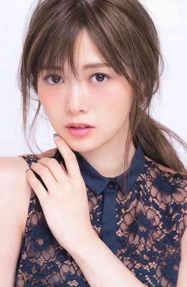 シンプルに一つに結ばれた髪型の芸能人がみたい。
