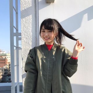 シンプルに一つに結ばれた髪型の芸能人がみたい。