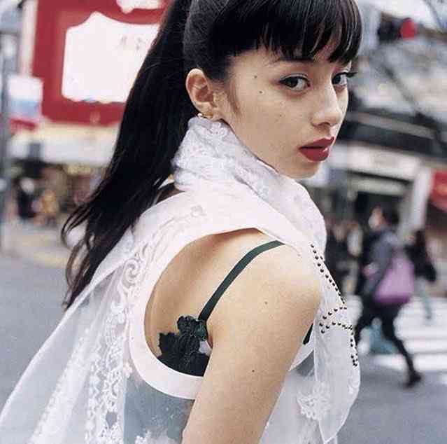 シンプルに一つに結ばれた髪型の芸能人がみたい。