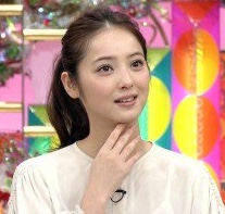 シンプルに一つに結ばれた髪型の芸能人がみたい。