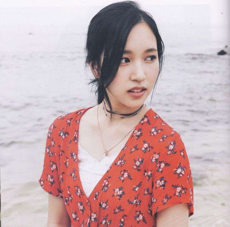 シンプルに一つに結ばれた髪型の芸能人がみたい。