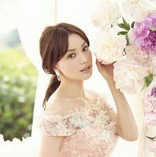 シンプルに一つに結ばれた髪型の芸能人がみたい。