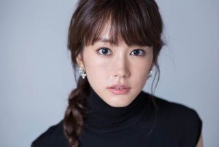 シンプルに一つに結ばれた髪型の芸能人がみたい。