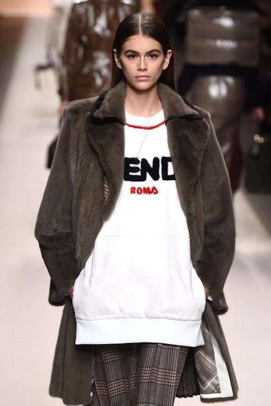 仲里依紗、ボディコンドレスでFENDIのショーに セクシーな脚線美に注目が集まる