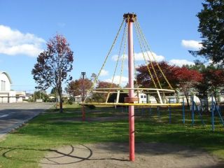 子どもの頃していた危険な遊び「橋の手すりの上を歩く」「階段を何段ジャンプできるか試して骨折」