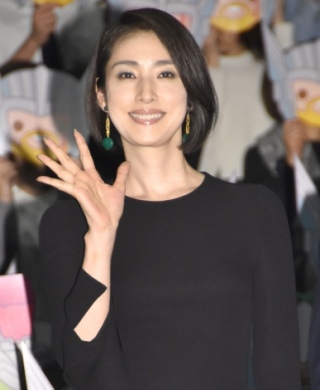 「グレイヘア」は女性の解放 ―染めない勇気が生き方も変える