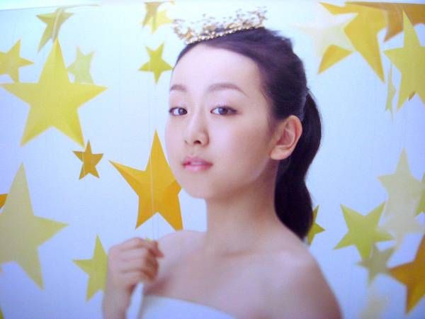 「お姫様のよう」「気品にうっとり」浅田真央、デコルテが美しいセクシードレス姿を披露