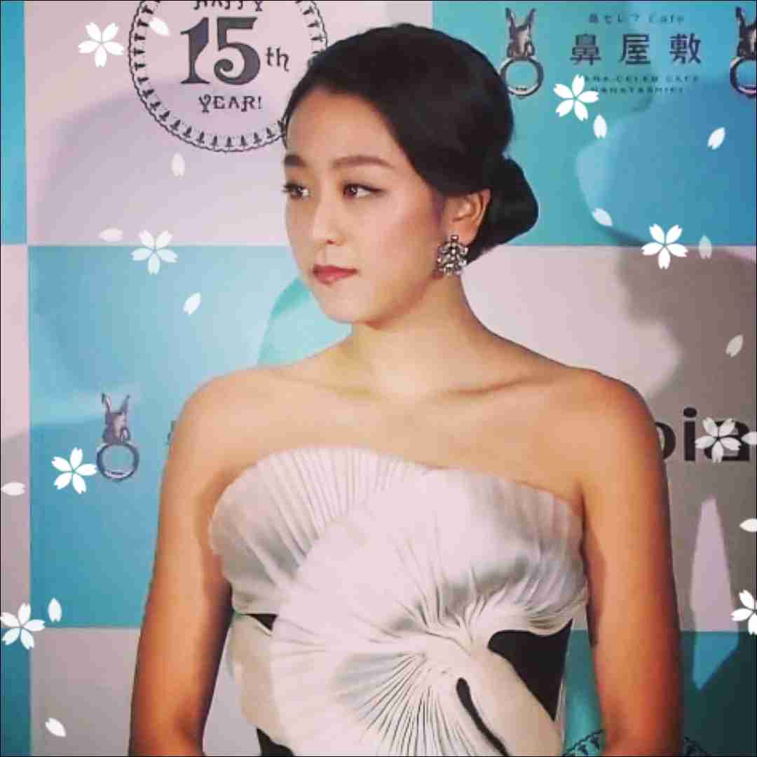 「お姫様のよう」「気品にうっとり」浅田真央、デコルテが美しいセクシードレス姿を披露