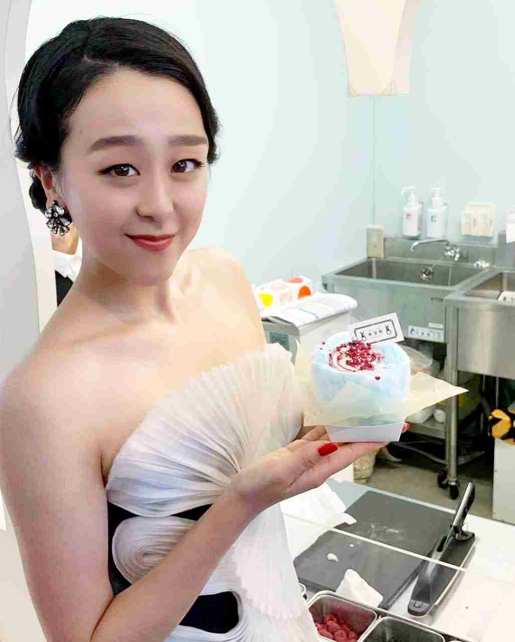 「お姫様のよう」「気品にうっとり」浅田真央、デコルテが美しいセクシードレス姿を披露
