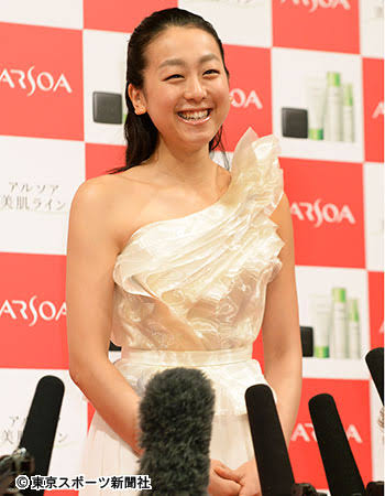 「お姫様のよう」「気品にうっとり」浅田真央、デコルテが美しいセクシードレス姿を披露