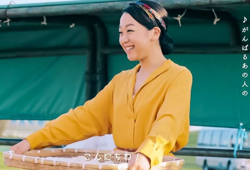 「お姫様のよう」「気品にうっとり」浅田真央、デコルテが美しいセクシードレス姿を披露