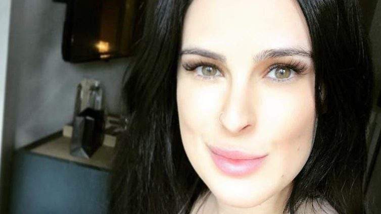 ブルース・ウィリスの娘ルーマー・ウィリス、30歳を機にタトゥー除去