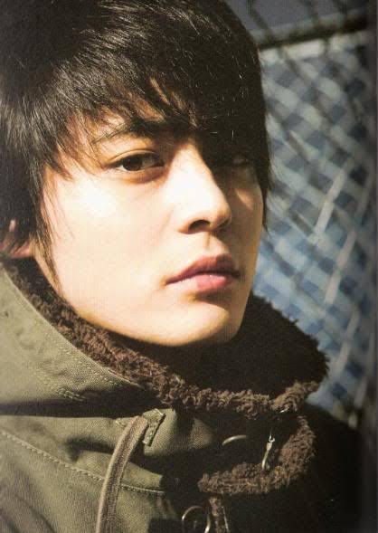 『伝説のAV監督』を演じる山田孝之が“白ブリーフ”で女優に迫る!