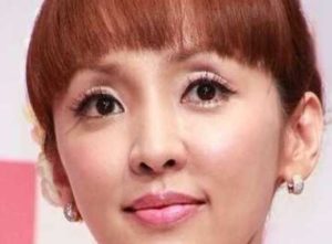 加齢で目が窪んできた人のメイク術