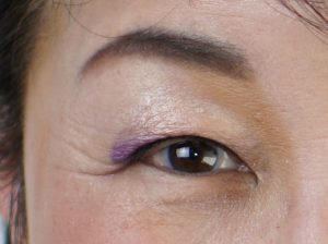 加齢で目が窪んできた人のメイク術
