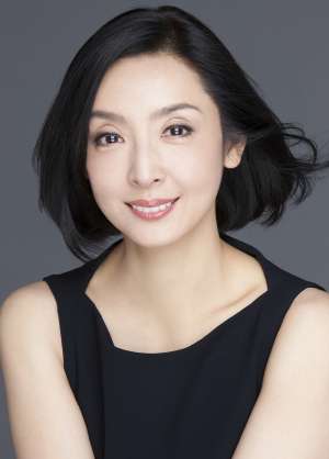 加齢で目が窪んできた人のメイク術