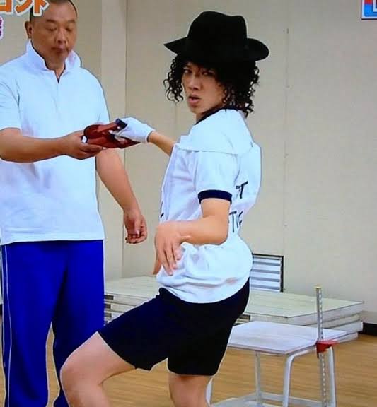 お尻歩きしてる人ー！