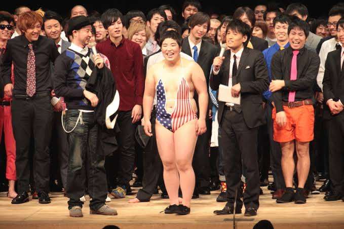 体型太めで貧乳