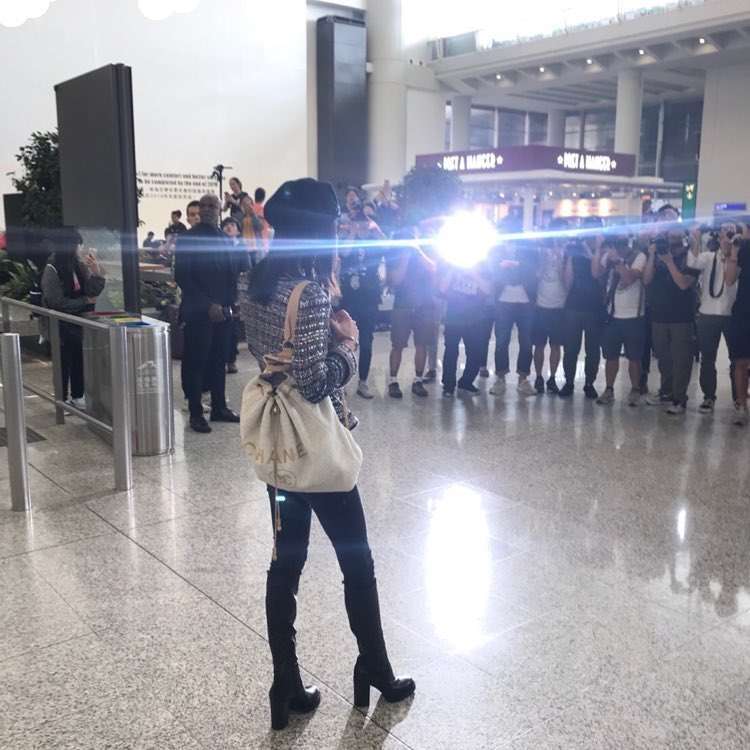 木村拓哉の次女・Koki,（コウキ）、圧巻のオーラで香港上陸 大勢の報道陣で溢れる