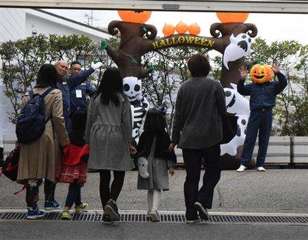 ハロウィンで山口組が菓子配りの催し、住民らがパレードでけん制