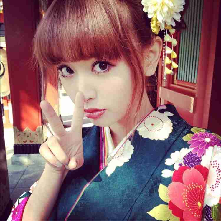 鈴木えみ、真っ赤な口紅の“魔女風ショット”にファン惚れ惚れ「えみ様美しすぎる」
