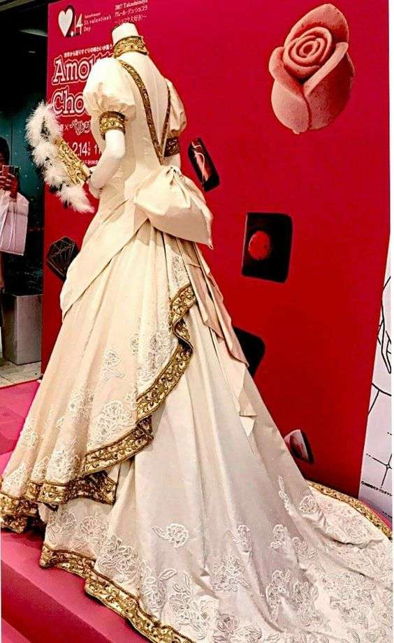 舞踏会に着ていきたいドレスをはるトピ