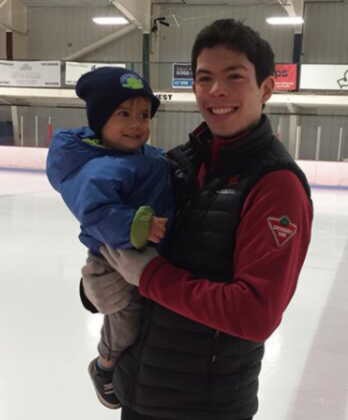 羽生結弦の診断は3週間の安静　ファイナルと全日本は「厳しいと思う」松葉杖で会見場