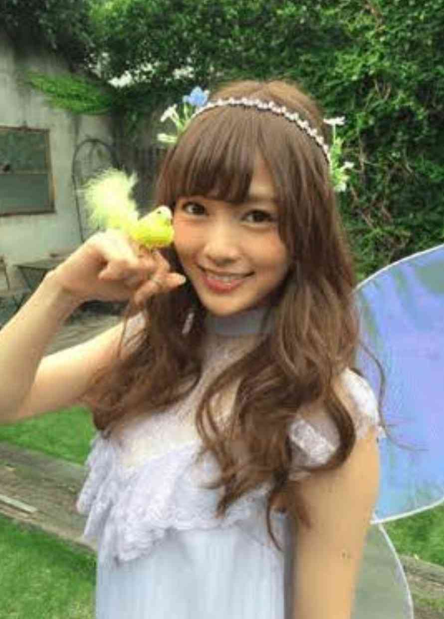 白石麻衣写真集22度目の重版で33万部突破「異常事態」ロングヒット