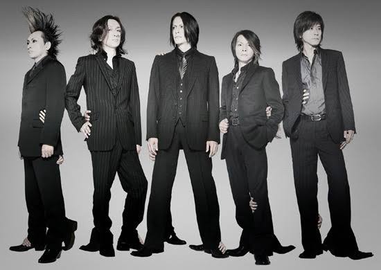黒い衣装をかっこよく着こなしてる有名人