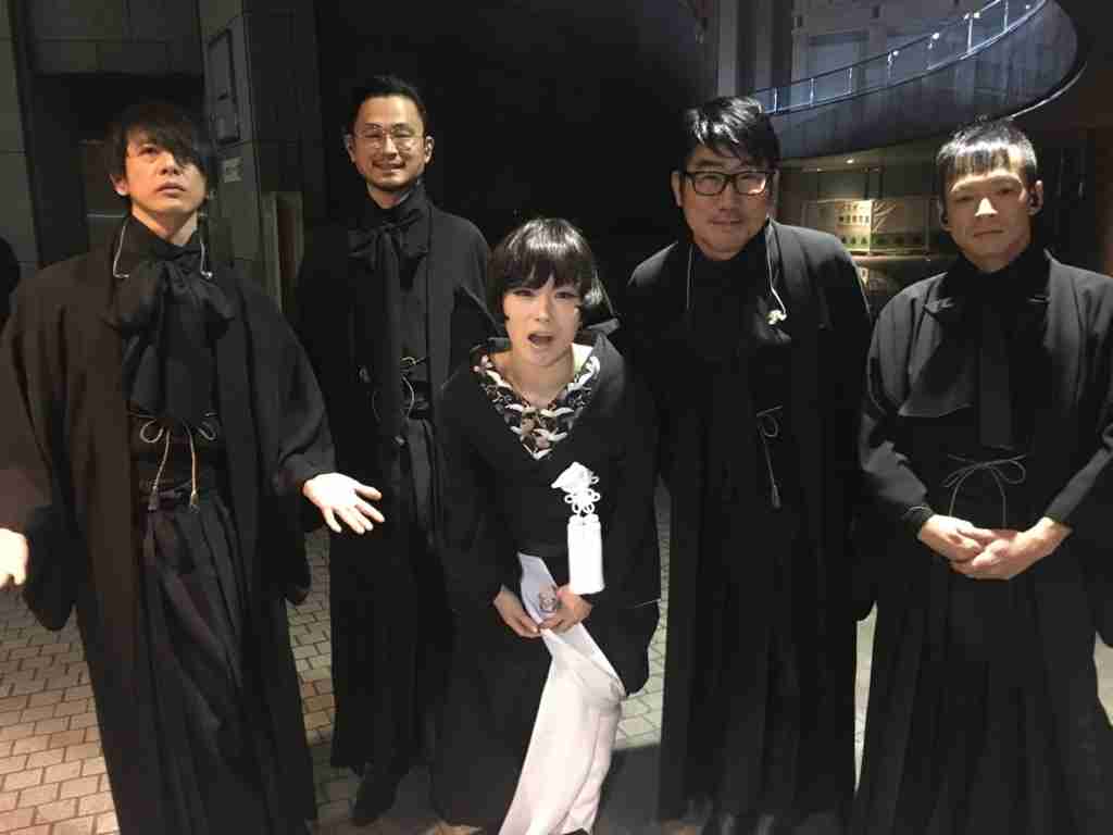 黒い衣装をかっこよく着こなしてる有名人