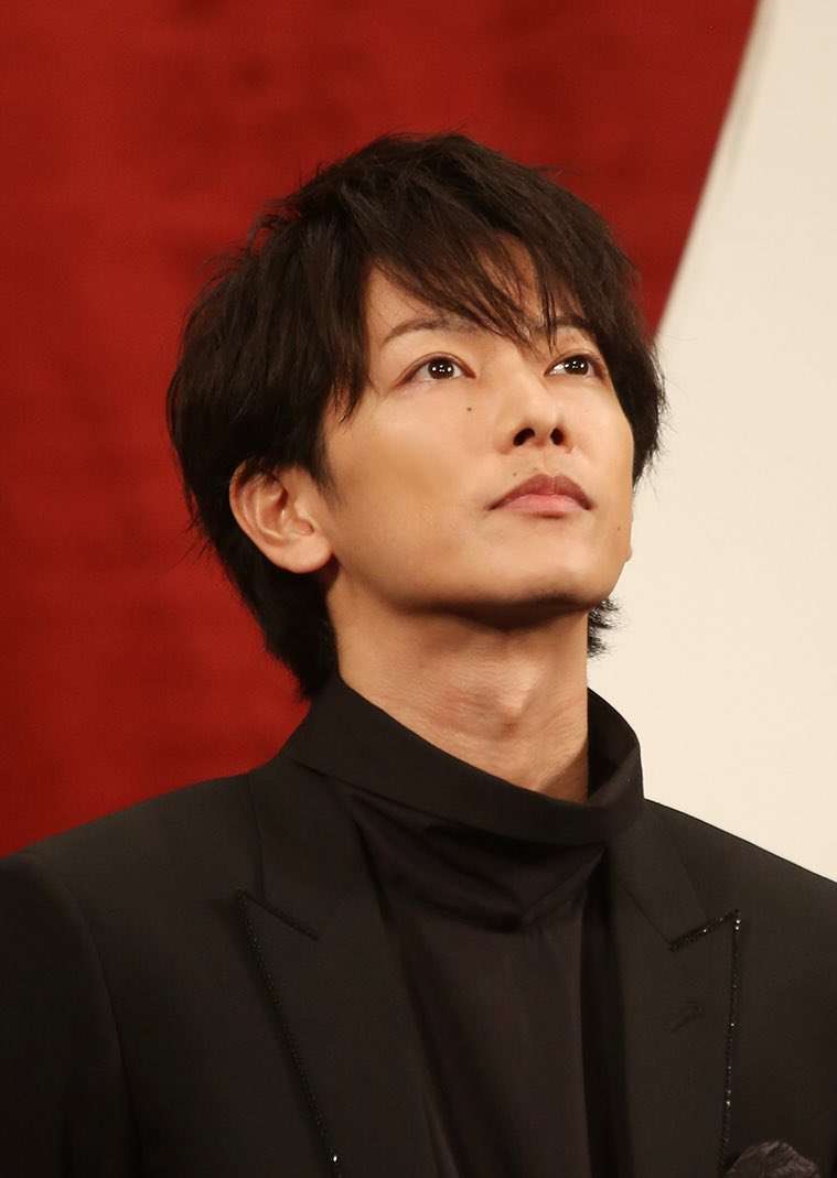 黒い衣装をかっこよく着こなしてる有名人