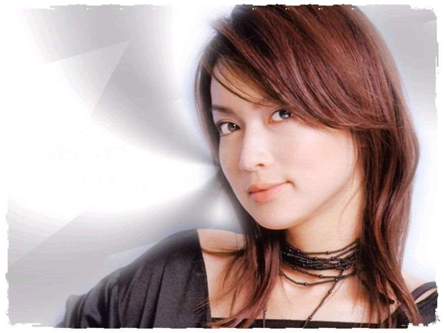 長谷川京子、胸元ざっくり肌見せコーデ披露「日本では恥ずかしくて着れない」