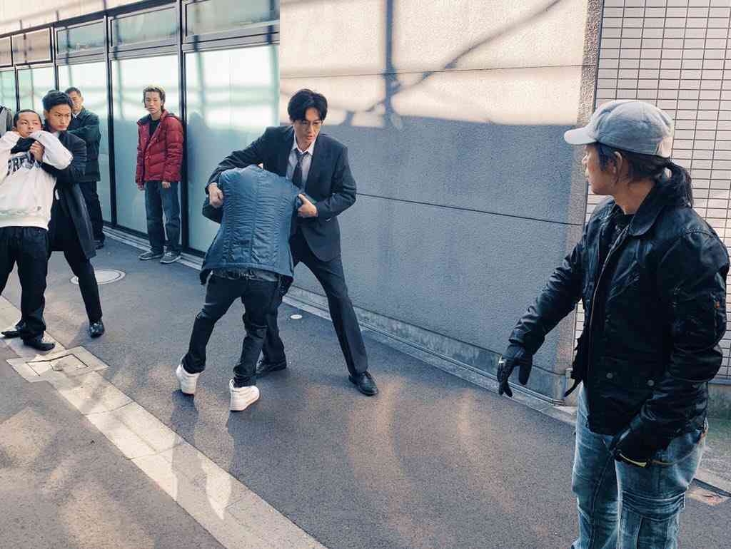 井浦新、“ゆるネクタイ”のスーツ姿にファン大興奮「かっこよすぎて鼻血出た」