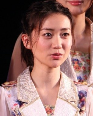 海外渡航の大島優子、帰国後初公の場で笑顔「気合を入れてやっていきたい」