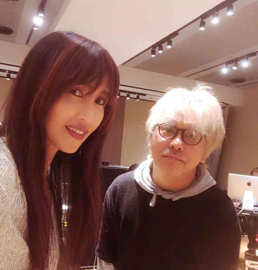 工藤静香、ウィンドブレーカー姿でさりげなく